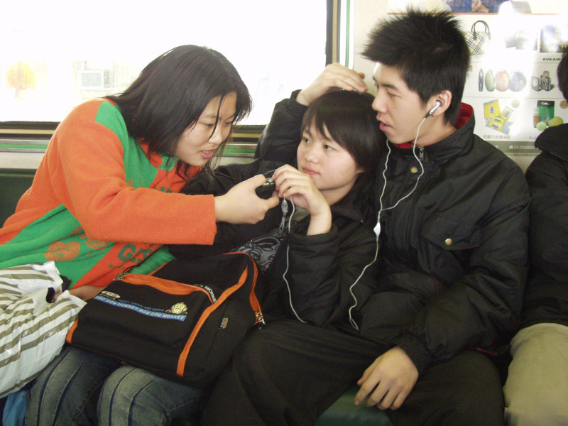 台灣鐵路旅遊攝影電車-區間車交談的旅客2005攝影照片596