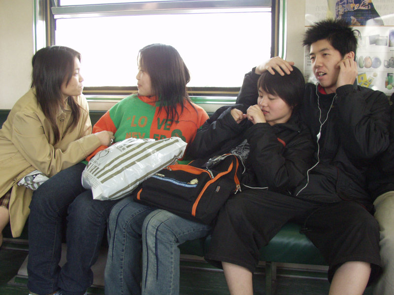 台灣鐵路旅遊攝影電車-區間車交談的旅客2005攝影照片598