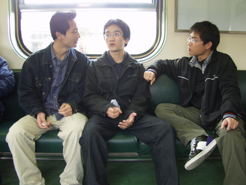台灣鐵路旅遊攝影電車-區間車交談的旅客2005攝影照片609