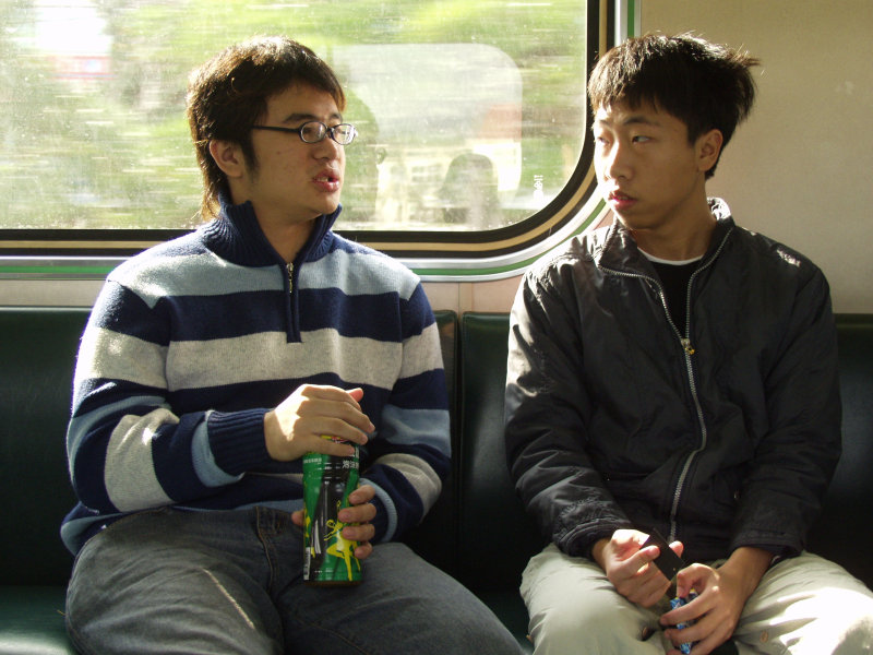 台灣鐵路旅遊攝影電車-區間車交談的旅客2005攝影照片617