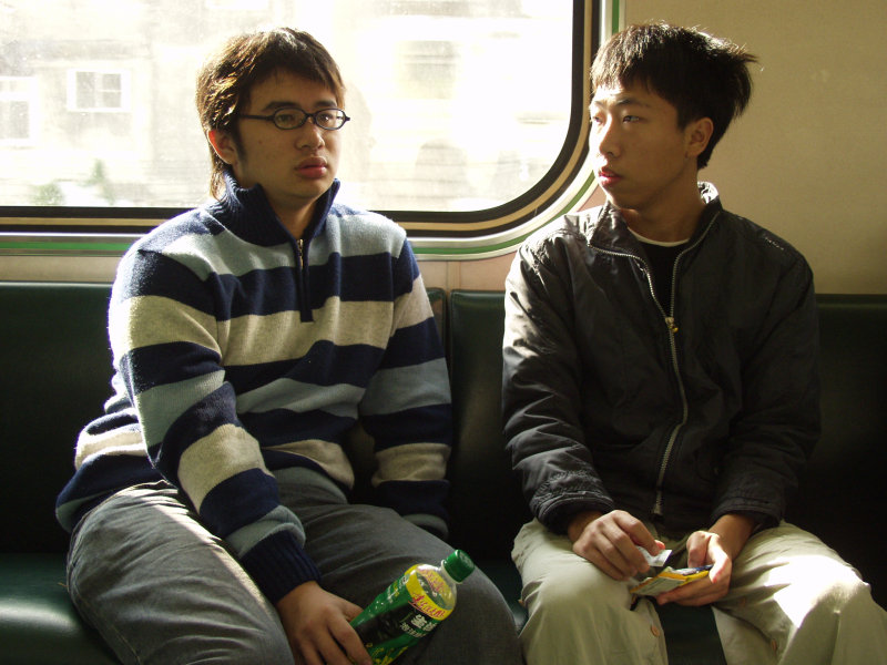 台灣鐵路旅遊攝影電車-區間車交談的旅客2005攝影照片619