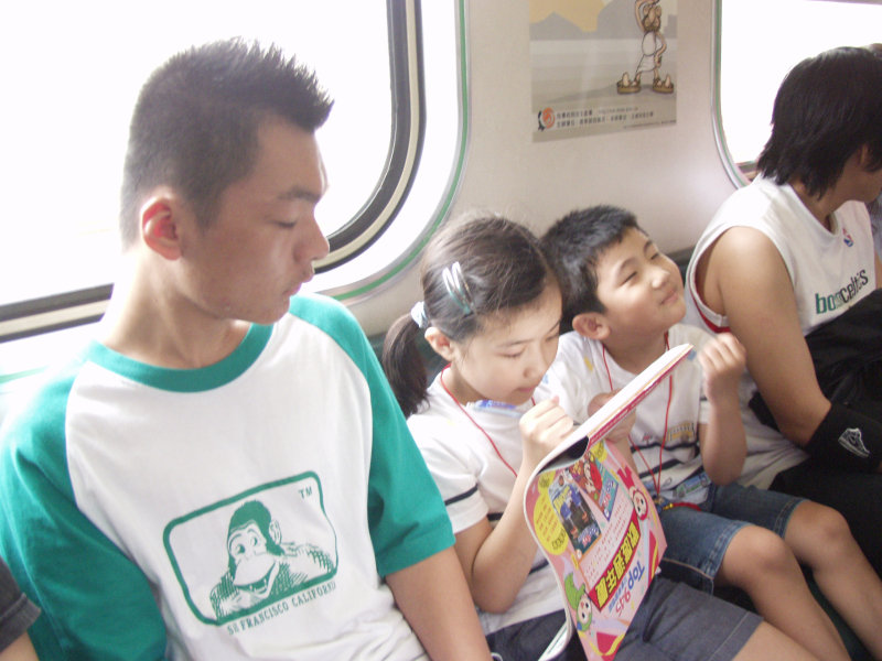 台灣鐵路旅遊攝影電車-區間車交談的旅客2005攝影照片630