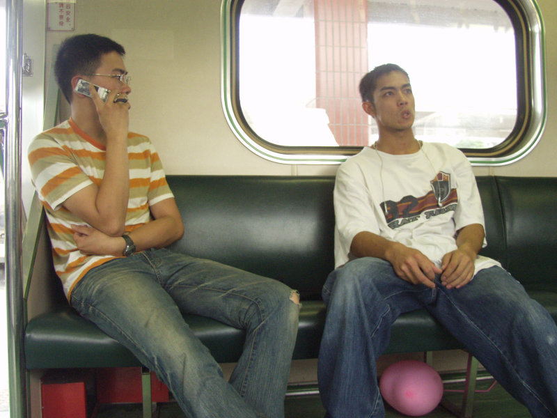 台灣鐵路旅遊攝影電車-區間車交談的旅客2005攝影照片641