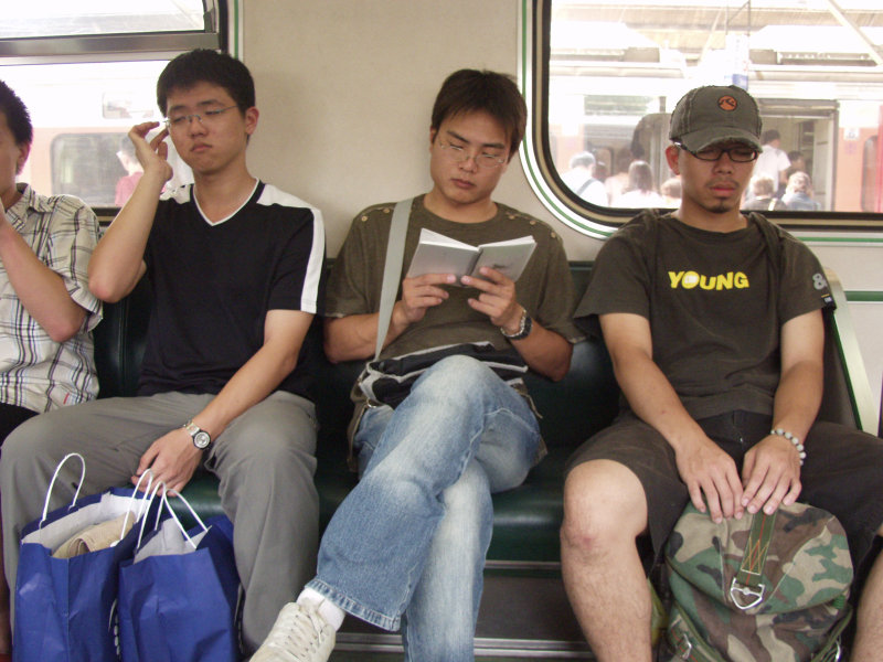 台灣鐵路旅遊攝影電車-區間車交談的旅客2005攝影照片642