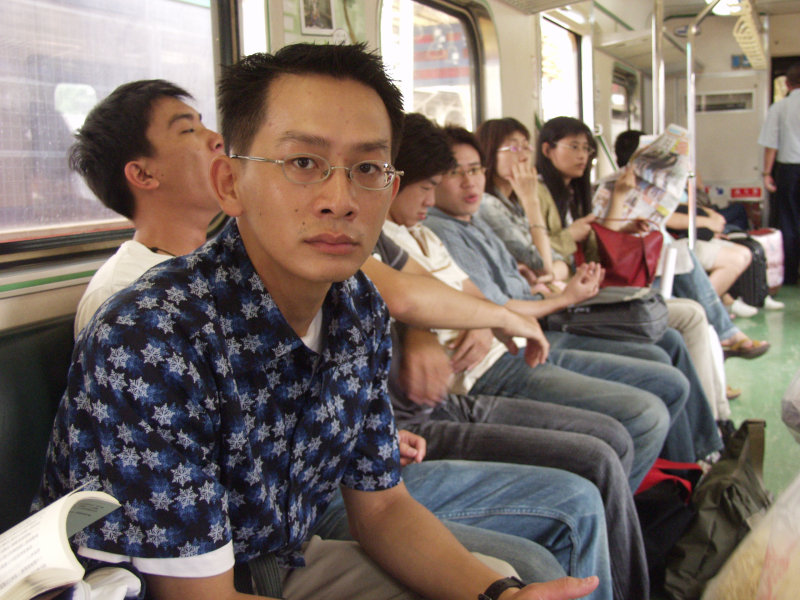 台灣鐵路旅遊攝影電車-區間車交談的旅客2005攝影照片644