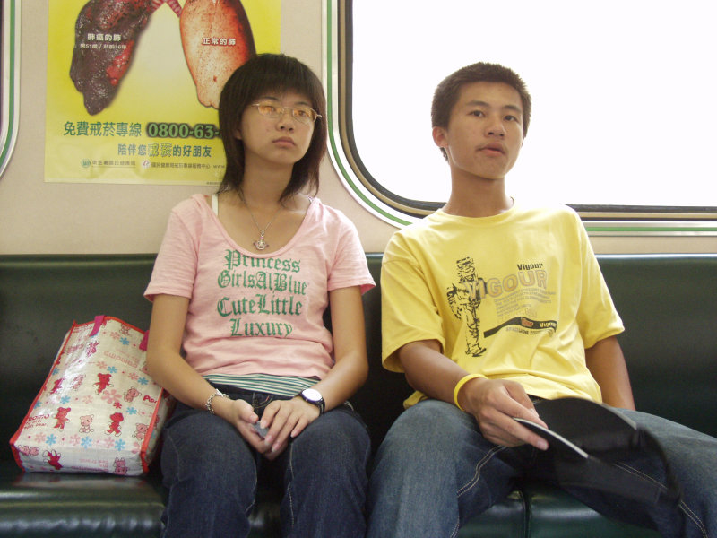 台灣鐵路旅遊攝影電車-區間車交談的旅客2005攝影照片652