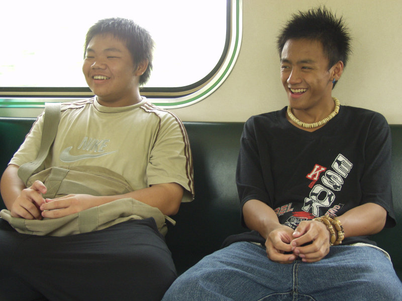 台灣鐵路旅遊攝影電車-區間車交談的旅客2005攝影照片654