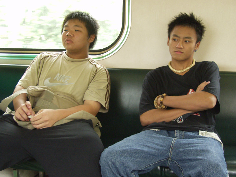 台灣鐵路旅遊攝影電車-區間車交談的旅客2005攝影照片656