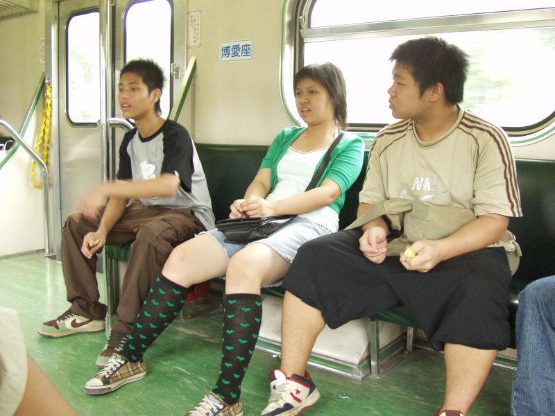 台灣鐵路旅遊攝影電車-區間車交談的旅客2005攝影照片657