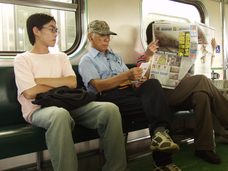 台灣鐵路旅遊攝影電車-區間車交談的旅客2005攝影照片658