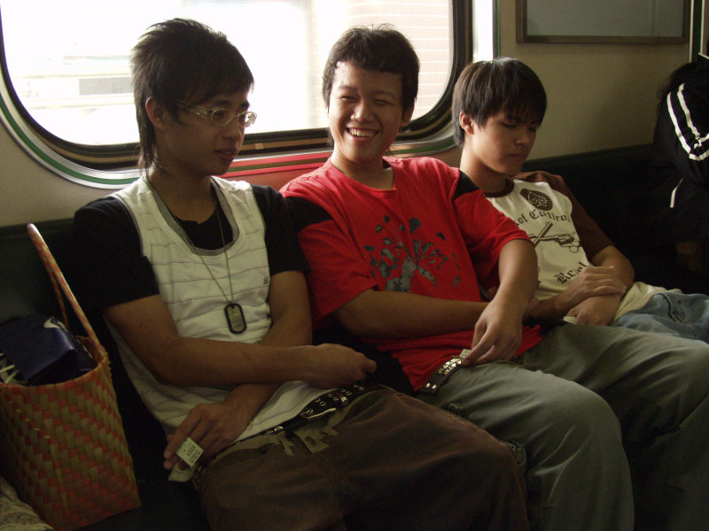台灣鐵路旅遊攝影電車-區間車交談的旅客2005攝影照片659