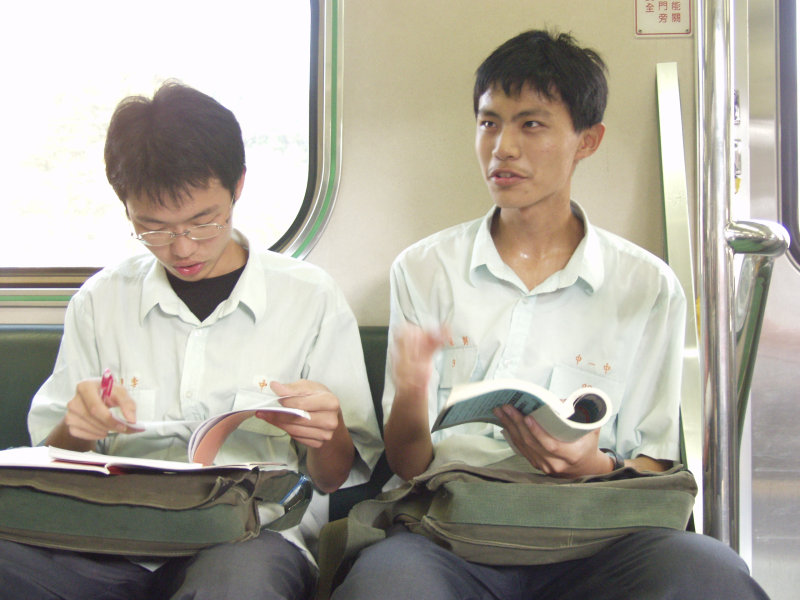 台灣鐵路旅遊攝影電車-區間車交談的旅客2005攝影照片665