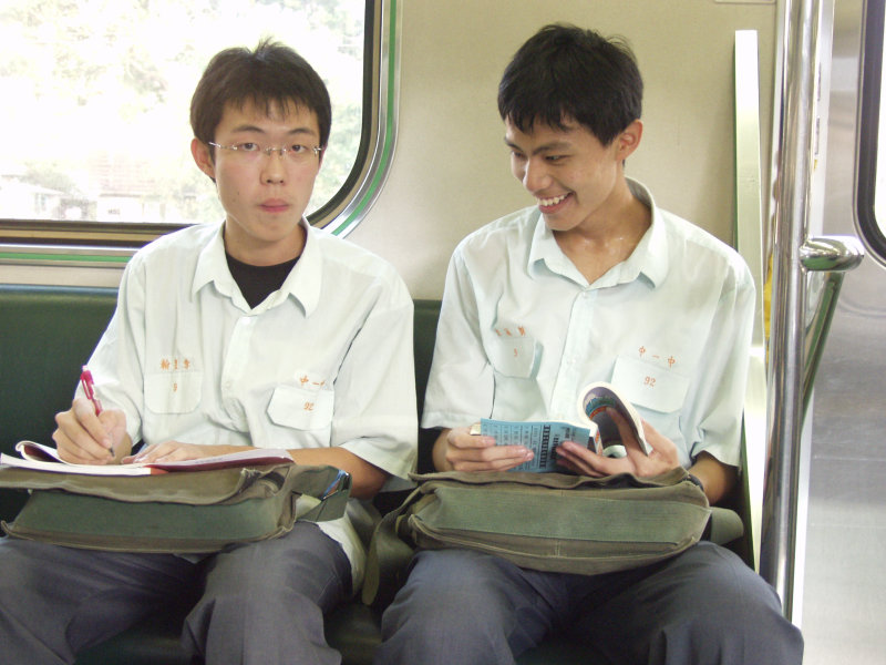 台灣鐵路旅遊攝影電車-區間車交談的旅客2005攝影照片667