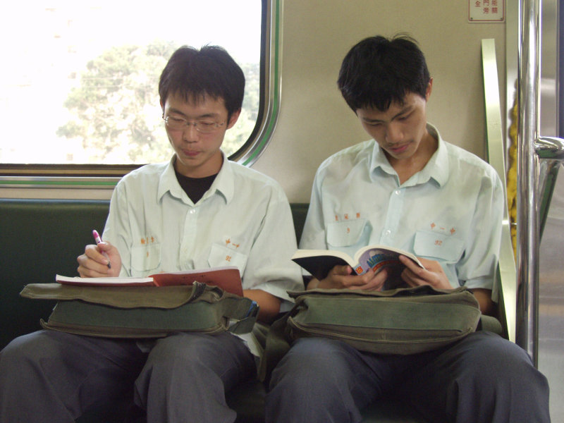 台灣鐵路旅遊攝影電車-區間車交談的旅客2005攝影照片669