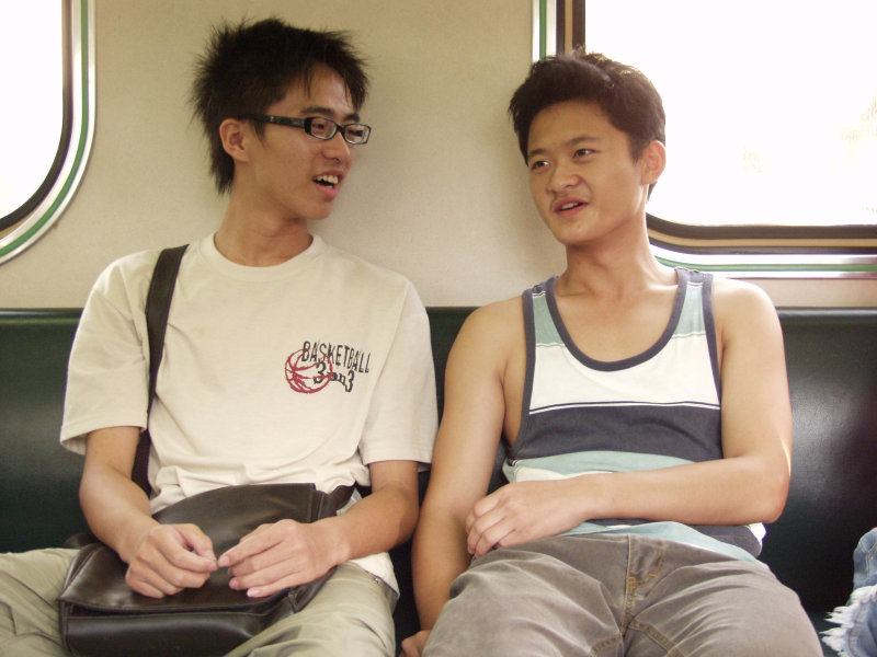 台灣鐵路旅遊攝影電車-區間車交談的旅客2005攝影照片676