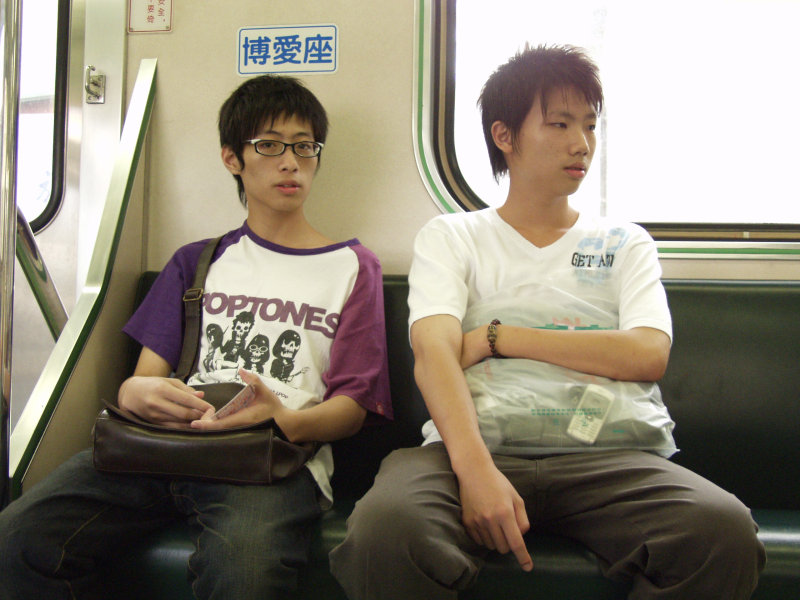 台灣鐵路旅遊攝影電車-區間車交談的旅客2005攝影照片677