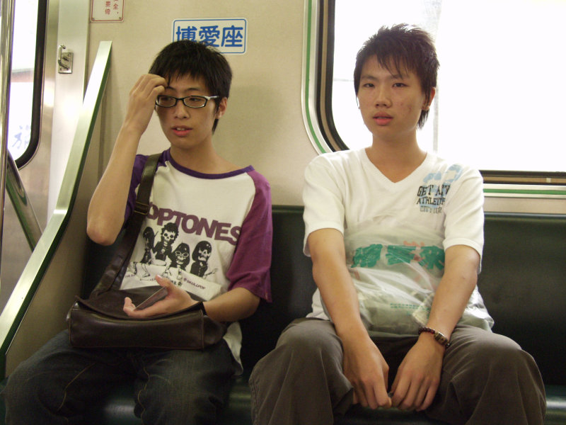 台灣鐵路旅遊攝影電車-區間車交談的旅客2005攝影照片679