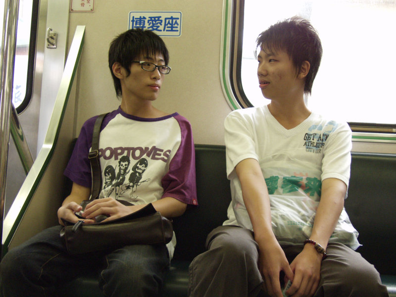 台灣鐵路旅遊攝影電車-區間車交談的旅客2005攝影照片684