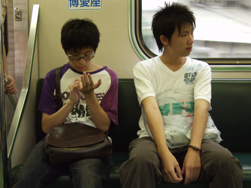 台灣鐵路旅遊攝影電車-區間車交談的旅客2005攝影照片685