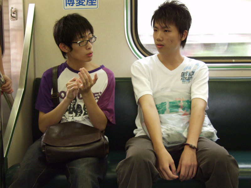 台灣鐵路旅遊攝影電車-區間車交談的旅客2005攝影照片686
