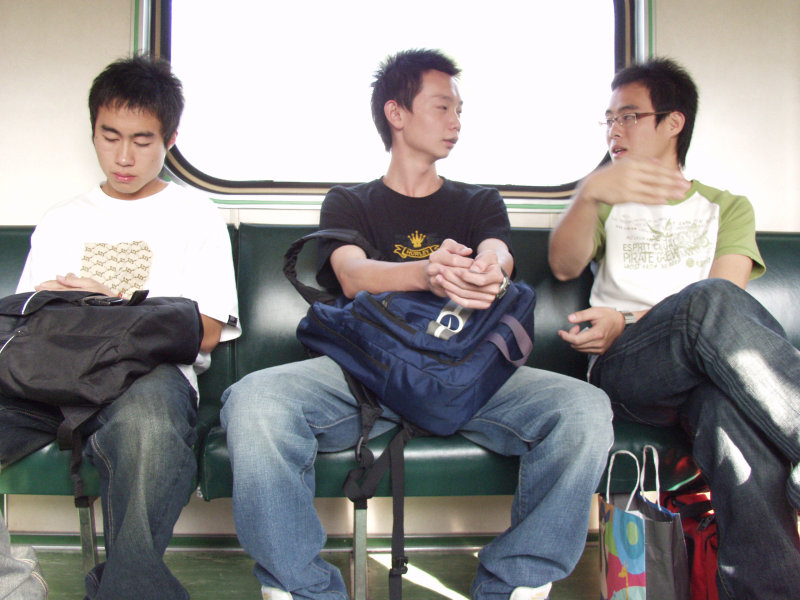 台灣鐵路旅遊攝影電車-區間車交談的旅客2005攝影照片696
