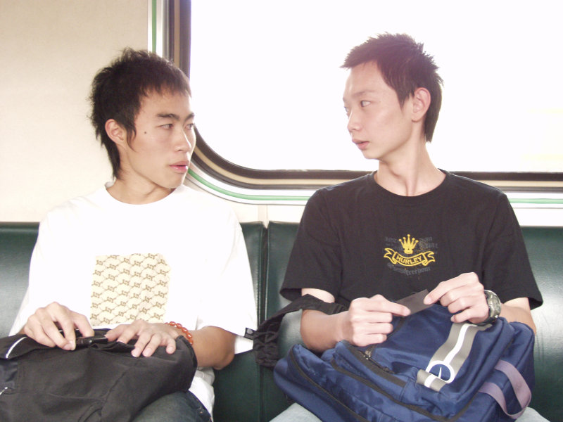 台灣鐵路旅遊攝影電車-區間車交談的旅客2005攝影照片698
