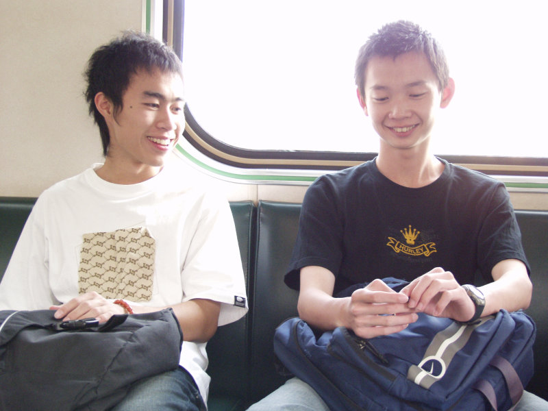 台灣鐵路旅遊攝影電車-區間車交談的旅客2005攝影照片700