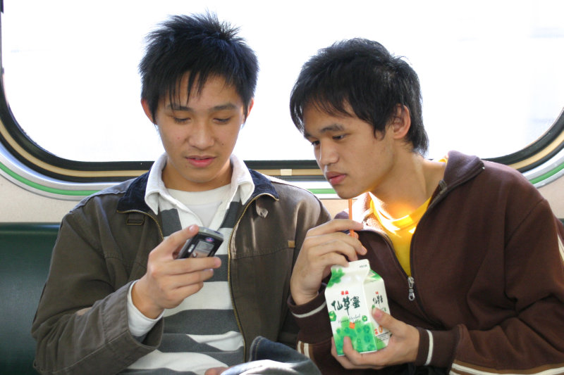 台灣鐵路旅遊攝影電車-區間車交談的旅客2006攝影照片1