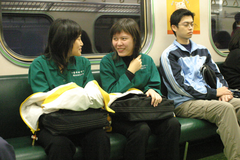 台灣鐵路旅遊攝影電車-區間車交談的旅客2006攝影照片2