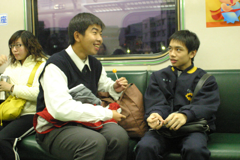 台灣鐵路旅遊攝影電車-區間車交談的旅客2006攝影照片4