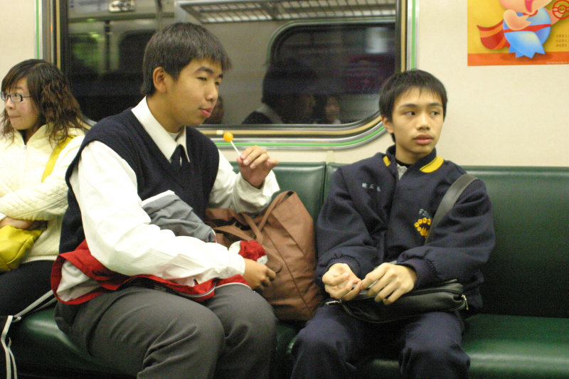 台灣鐵路旅遊攝影電車-區間車交談的旅客2006攝影照片5