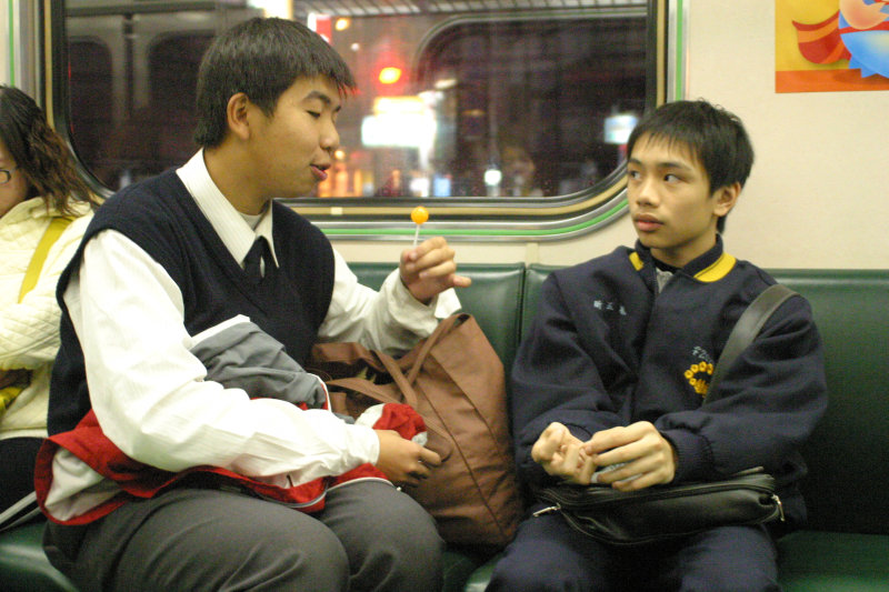 台灣鐵路旅遊攝影電車-區間車交談的旅客2006攝影照片6