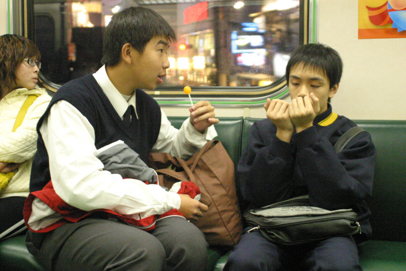 台灣鐵路旅遊攝影電車-區間車交談的旅客2006攝影照片7