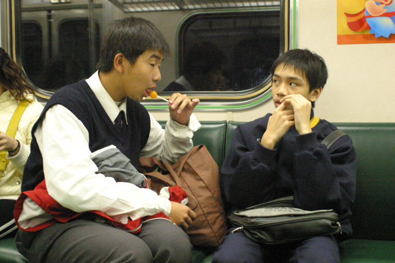 台灣鐵路旅遊攝影電車-區間車交談的旅客2006攝影照片8