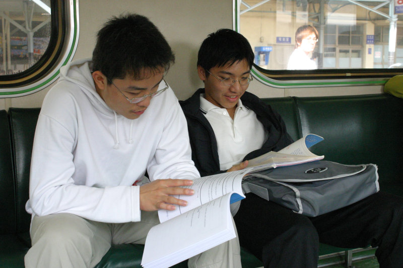 台灣鐵路旅遊攝影電車-區間車交談的旅客2006攝影照片9