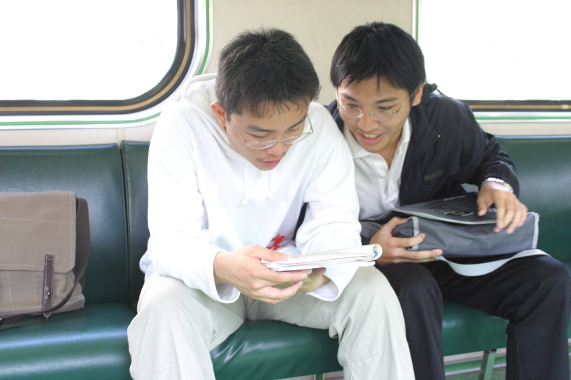 台灣鐵路旅遊攝影電車-區間車交談的旅客2006攝影照片10