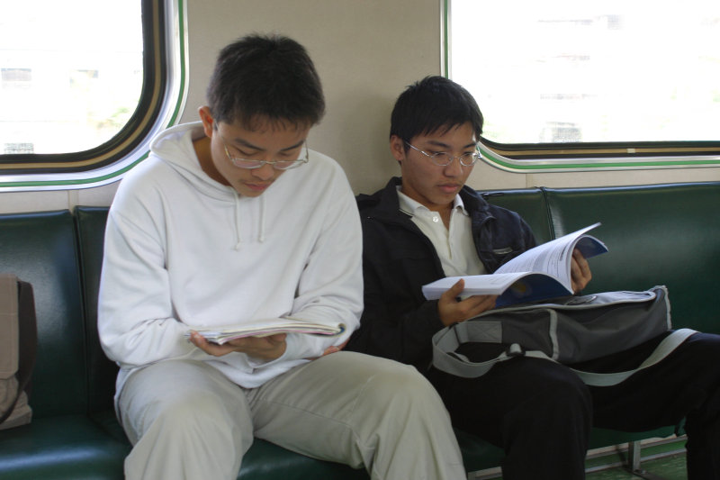 台灣鐵路旅遊攝影電車-區間車交談的旅客2006攝影照片12