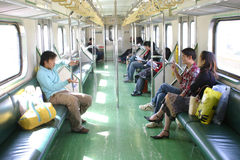 台灣鐵路旅遊攝影電車-區間車交談的旅客2006攝影照片13
