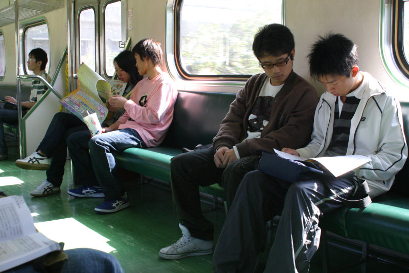 台灣鐵路旅遊攝影電車-區間車交談的旅客2006攝影照片14