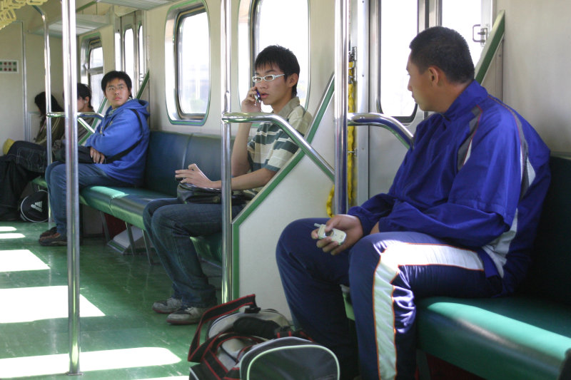 台灣鐵路旅遊攝影電車-區間車交談的旅客2006攝影照片16