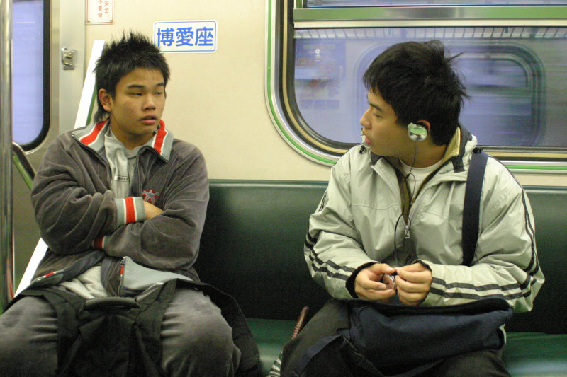 台灣鐵路旅遊攝影電車-區間車交談的旅客2006攝影照片20