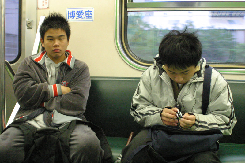 台灣鐵路旅遊攝影電車-區間車交談的旅客2006攝影照片21