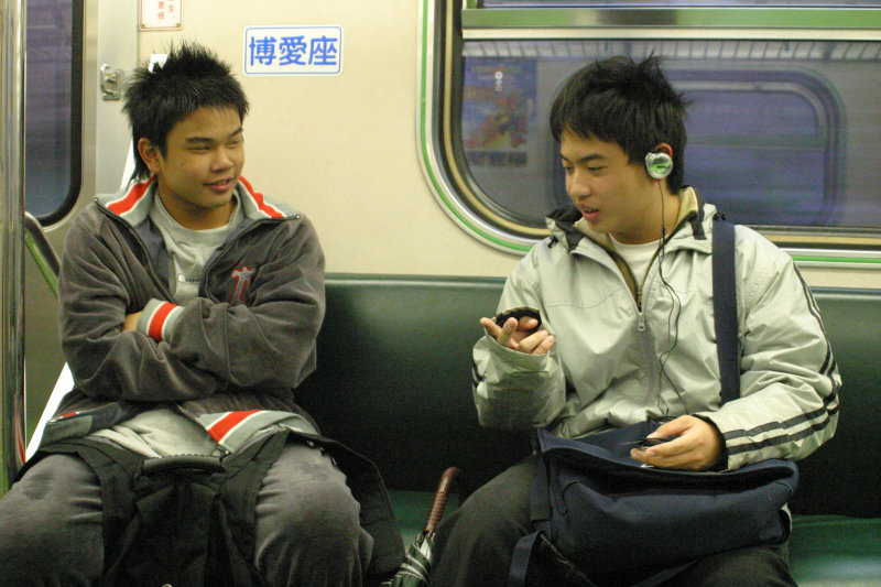 台灣鐵路旅遊攝影電車-區間車交談的旅客2006攝影照片22