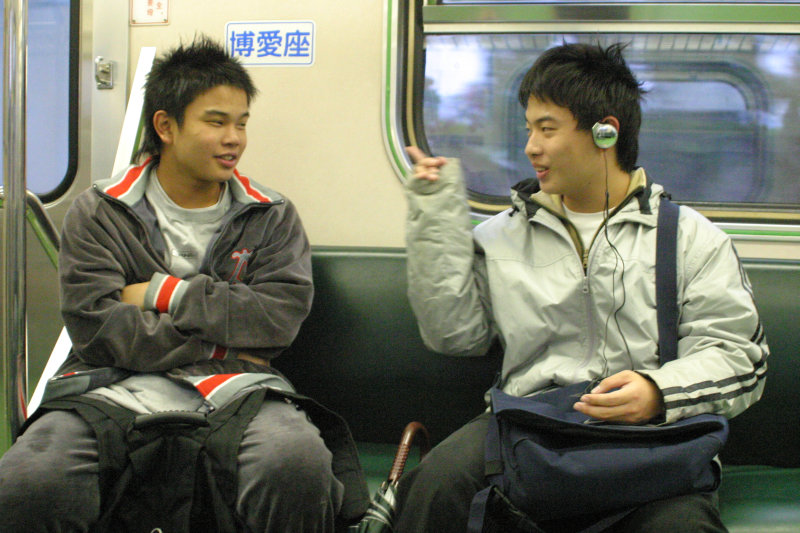 台灣鐵路旅遊攝影電車-區間車交談的旅客2006攝影照片23