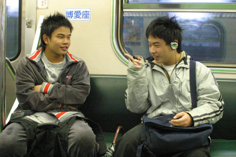 台灣鐵路旅遊攝影電車-區間車交談的旅客2006攝影照片24