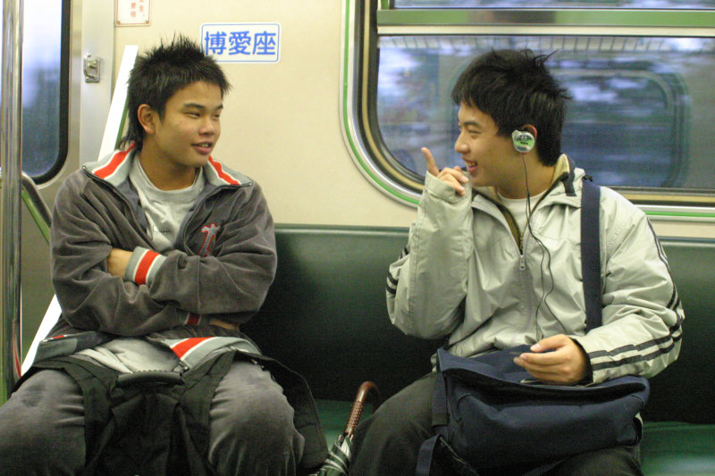 台灣鐵路旅遊攝影電車-區間車交談的旅客2006攝影照片25
