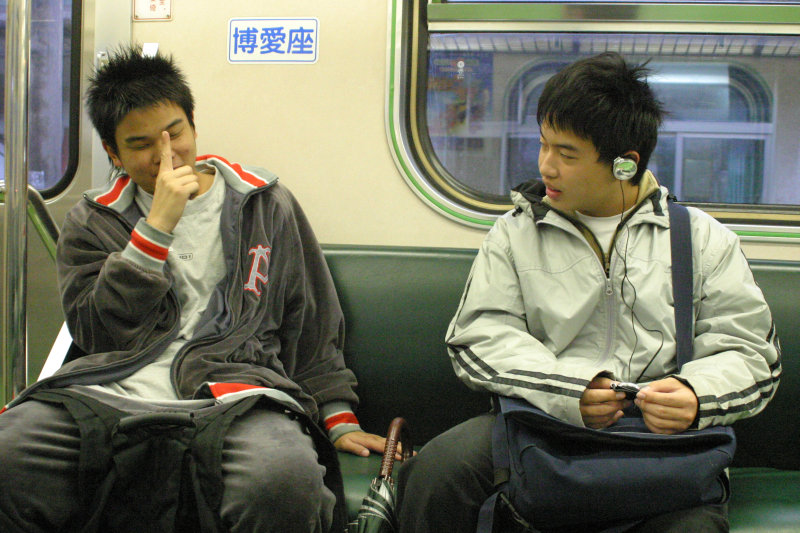 台灣鐵路旅遊攝影電車-區間車交談的旅客2006攝影照片27