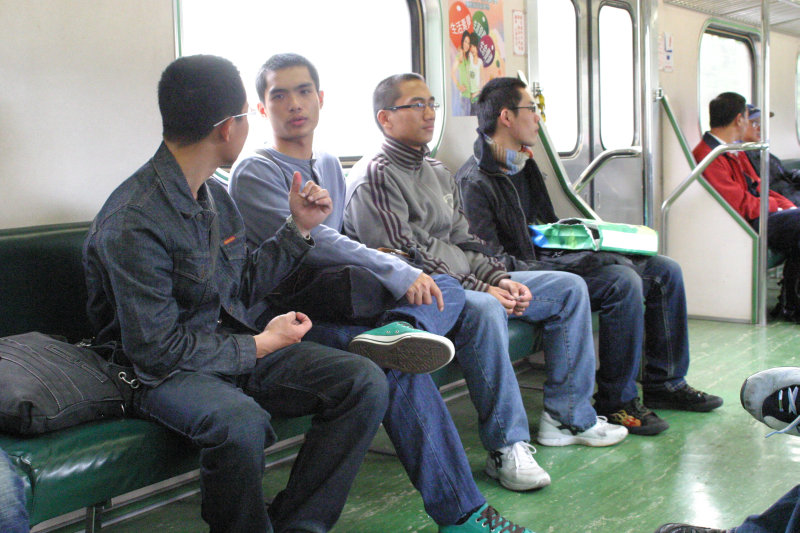 台灣鐵路旅遊攝影電車-區間車交談的旅客2006攝影照片29