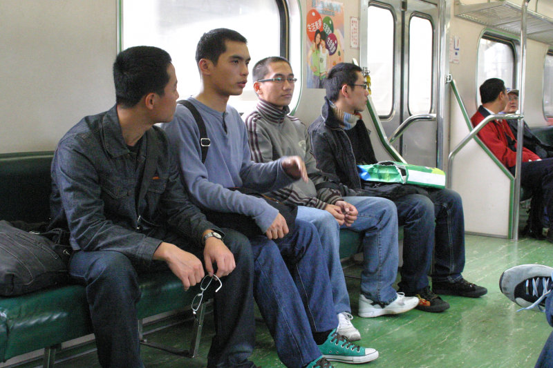 台灣鐵路旅遊攝影電車-區間車交談的旅客2006攝影照片31