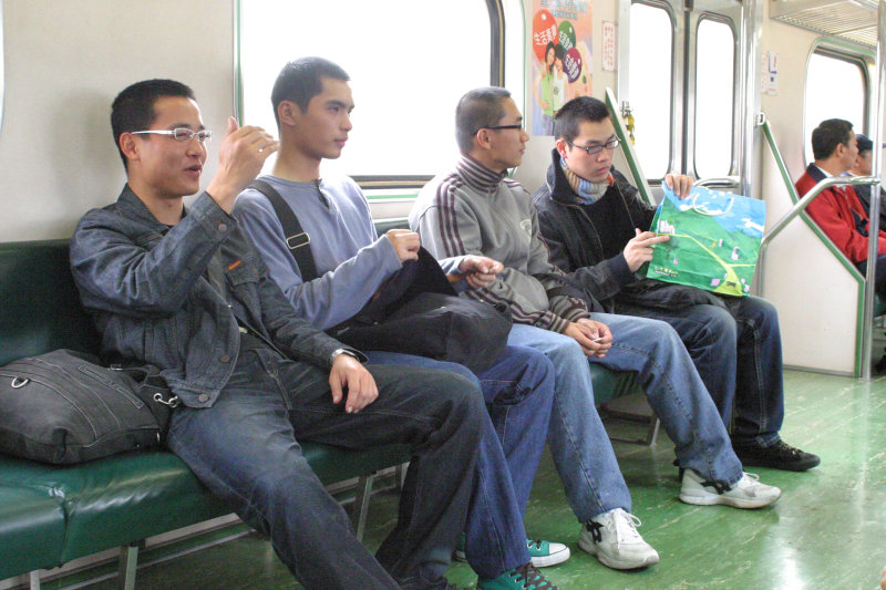 台灣鐵路旅遊攝影電車-區間車交談的旅客2006攝影照片33